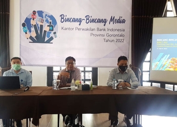 Kepala Perwakilan Bank Indonesia Provinsi Gorontalo, Ronny Widijarto Purubaskoro (tengah) menyampaikan perkembangan perekonomian Gorontalo di awal 2022. (gopos.id)