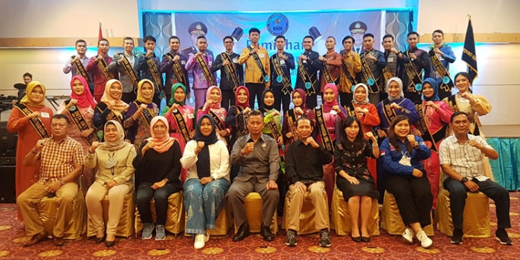 Kepala BNNP Gorontalo, Brigjen Pol Sukandar (tengah depan) dan jajaran BNNP Gorontalo berpose bersama dengan peserta pemilihan Duta Antinarkoba Provinsi Gorontalo, Sabtu (26/3/2022). (gopos)