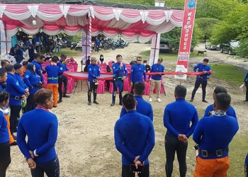 Tim penyelam BNNP Gorontalo, POSSI dan Komunitas Selam Gorontalo bersiap untuk melakukan pengibaran merah putih di bawah laut di Pantai Kurenai, Bone Bolango, Ahad (20/3/2022). (hasan/gopos)