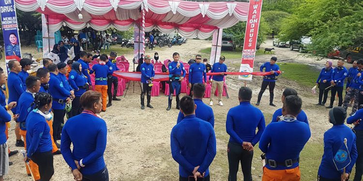 Tim penyelam BNNP Gorontalo, POSSI dan Komunitas Selam Gorontalo bersiap untuk melakukan pengibaran merah putih di bawah laut di Pantai Kurenai, Bone Bolango, Ahad (20/3/2022). (hasan/gopos)