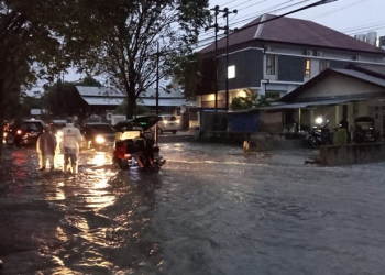 Genangan air yang menutupi Jl. Jaksa Agung Suprapto Kelurahan Limba B, Kota Selatan, Kota Gorontalo. (Sari/gopos)