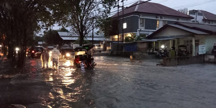 Genangan air yang menutupi Jl. Jaksa Agung Suprapto Kelurahan Limba B, Kota Selatan, Kota Gorontalo. (Sari/gopos)