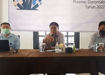 Kepala Perwakilan BI Provinsi Gorontalo, Ronny Widijarto Purubaskoro (tengah) didampingi Kepala Unit Pengelolaan Uang Rupiah, Yonathan Yongki Kawalo (kiri), dan Kepala Tim Perumusan dan Implementasi KEKDA, Ridwan Nurjamal (kanan) pada Bincang-bincang Media KPw BI Gorontalo. (gopos.id)