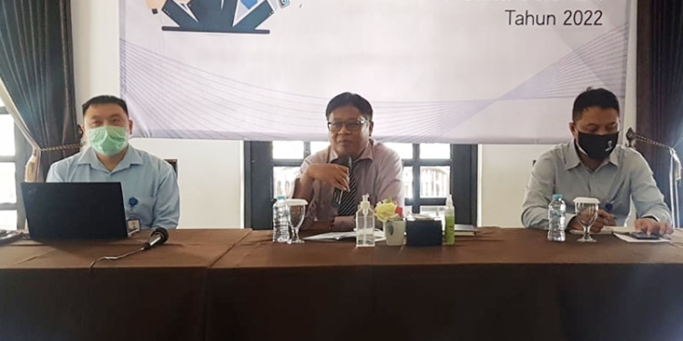 Kepala Perwakilan BI Provinsi Gorontalo, Ronny Widijarto Purubaskoro (tengah) didampingi Kepala Unit Pengelolaan Uang Rupiah, Yonathan Yongki Kawalo (kiri), dan Kepala Tim Perumusan dan Implementasi KEKDA, Ridwan Nurjamal (kanan) pada Bincang-bincang Media KPw BI Gorontalo. (gopos.id)