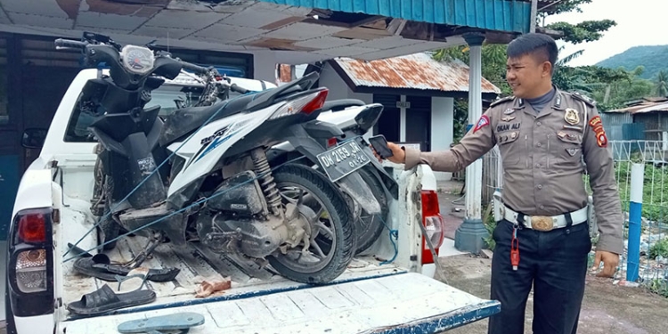 Petugas Satlantas Polres Gorontalo Kota mengamankan barang bukti dua sepeda motor dalam kecelakaan maut di Jl. Sultan Botutihe, Kelurahan Tamalate, Kota Timur, Kota Gorontalo, Kamis (24/3/2022). (Sari/gopos)