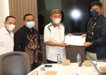 Bupati Pohuwato, Saipul Mbuinga, bersama Dinas Kominfo Pohuwato, mengajukan usulan pembangunan BTS di 12 Desa yang masih blank spot. (istimewa)