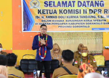 Ketua Komisi II DPR RI Ahmad Doli Kurnia Tandjung memberikan sambutan pada kunjungan ke CDOB Gorontalo Barat di Kantor Kecamatan Lemito, Kabupaten Pohuwato, Senin (28/3/2022). (Foto: Salman)