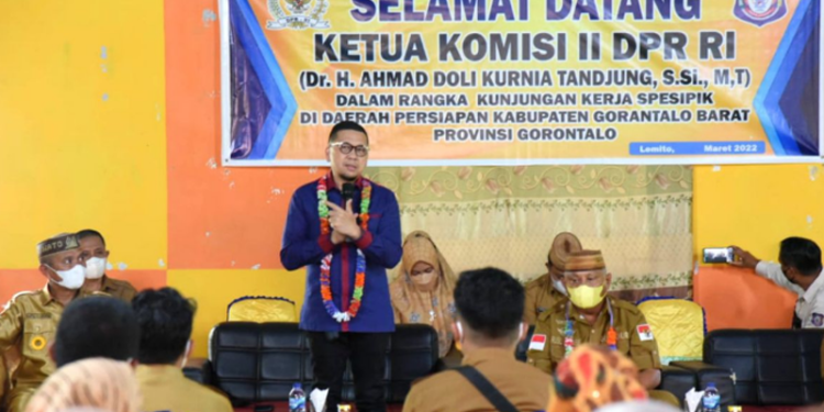 Ketua Komisi II DPR RI Ahmad Doli Kurnia Tandjung memberikan sambutan pada kunjungan ke CDOB Gorontalo Barat di Kantor Kecamatan Lemito, Kabupaten Pohuwato, Senin (28/3/2022). (Foto: Salman)