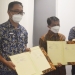 Bupati Gorontalo, Nelson Pomalingo (Tengah) ditemani Wakil Bupati Gorontalo, Hendra Hemeto (Kanan) saat menandatangani perjanjian kerja bersama General Manager Hotel Aston Gorontalo and Villas, Alain John Siwy (Kiri) di Hotel Aston Gorontalo, Jumat (48/3/2022). (Foto: Putra/Gopos)