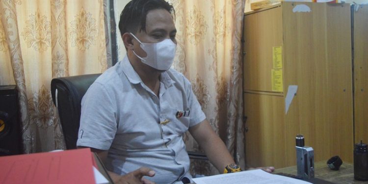 Anggota Unit I Reskrim Polres Bone Bolango, Bripka R Alfadh Kumaunang 
saat dikonfirmasi di Kantor Polres Bone Bolango, Rabu (9/3/2022). (Foto: Putra/Gopos)