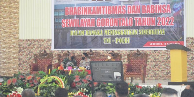 Apel Bhabinkamtibmas dan Babinsa Sewilayah Gorontalo tahun 2022 dalam rangka sinergitas TNI-Polri, di Gedung Kasmat Lahay, Kecamatan Limboto, Kabupaten Gorontalo, Kamis (10/3/2022). (Foto: Putra/Gopos)
