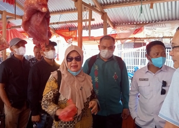 Komisi B, DPRD kota Gorontalo sedang mengecek harga daging sapi di pasar sentral Kota Gorontalo. Jum'at (4/3/2022). Foto : Sari/gopos