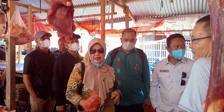 Komisi B, DPRD kota Gorontalo sedang mengecek harga daging sapi di pasar sentral Kota Gorontalo. Jum'at (4/3/2022). Foto : Sari/gopos
