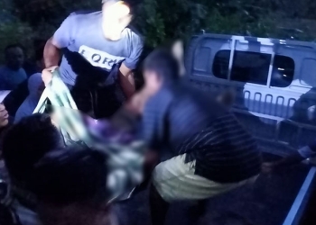 Sejumlah warga Desa Popalo, Kecamatan Anggrek, mengevakuasi korban untuk disemayamkan di rumah duka. (istimewa)