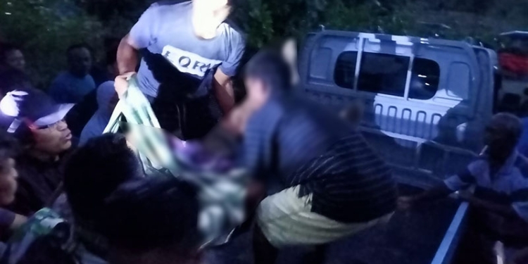Sejumlah warga Desa Popalo, Kecamatan Anggrek, mengevakuasi korban untuk disemayamkan di rumah duka. (istimewa)