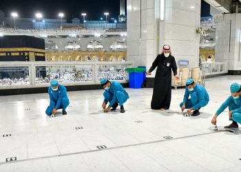Pencabutan tanda jaga jarak di Masjidil Haram. Kerajaan Arab Saudi resmi mencabut langkah pencegahan Covid-19. (twitter @Haramain Sarifain)