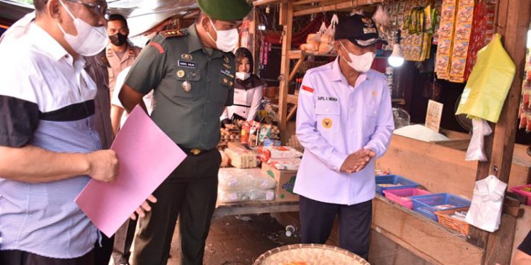 Forkompinda Pohuwato Sidak Pasar Tradisional Marisa, Pohuwato, Mengecek Ketersediaan Bahan Pokok, Rabu 30/03/2022 (Istimewa)