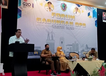 Ketua Komisi A, DPRD Kota Gorontalo, Erman Latjengke sedang menyampaikan pokok-pokok pikiran DPRD Kota Gorontalo untuk pembangunan 2023 pada forum gabungan OPD. Senin (14/3/2022). Foto : Sari/gopos)