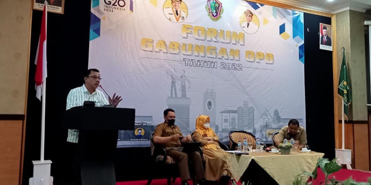 Ketua Komisi A, DPRD Kota Gorontalo, Erman Latjengke sedang menyampaikan pokok-pokok pikiran DPRD Kota Gorontalo untuk pembangunan 2023 pada forum gabungan OPD. Senin (14/3/2022). Foto : Sari/gopos)