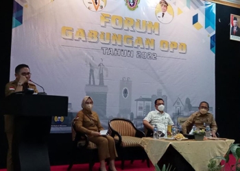 Walikota Gorontalo, Marten Taha sedang membuka kegiatan forum gabungan Organisasi Perangkat Daerah (OPD) Kota Gorontalo tahun 2022, dalam rangka pembahasan RKPD Kota Gorontalo tahun 2023 di Grand Q hotel, Senin (14/3/2022). Foto : Sari/gopos