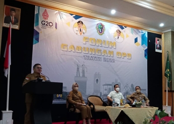 Wali Kota Gorontalo, Marten Taha, sedang menyampaikan sambutan sekaligus membuka kegiatan forum gabungan OPD Kota Gorontalo tahun 2022, di hotel Grand Q. Senin (14/3/2022). Foto : Sari/gopos