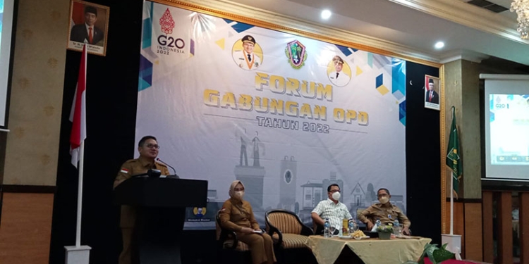 Wali Kota Gorontalo, Marten Taha, sedang menyampaikan sambutan sekaligus membuka kegiatan forum gabungan OPD Kota Gorontalo tahun 2022, di hotel Grand Q. Senin (14/3/2022). Foto : Sari/gopos