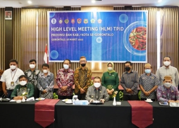 Tim Pengendali Inflasi Daerah (TPID) Provinsi Gorontalo berpose bersama dalam High Level Meeting (HLM) mengantisipasi inflasi jelang Ramadan dan Idulfitri 1443 H, Jumat (18/3/2022). (Humas BI Gorontalo)