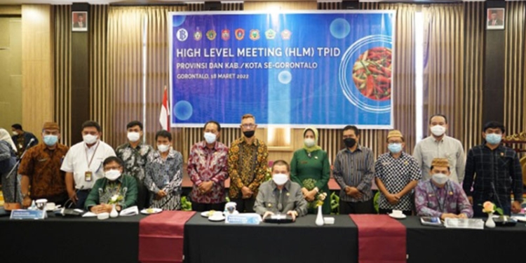 Tim Pengendali Inflasi Daerah (TPID) Provinsi Gorontalo berpose bersama dalam High Level Meeting (HLM) mengantisipasi inflasi jelang Ramadan dan Idulfitri 1443 H, Jumat (18/3/2022). (Humas BI Gorontalo)