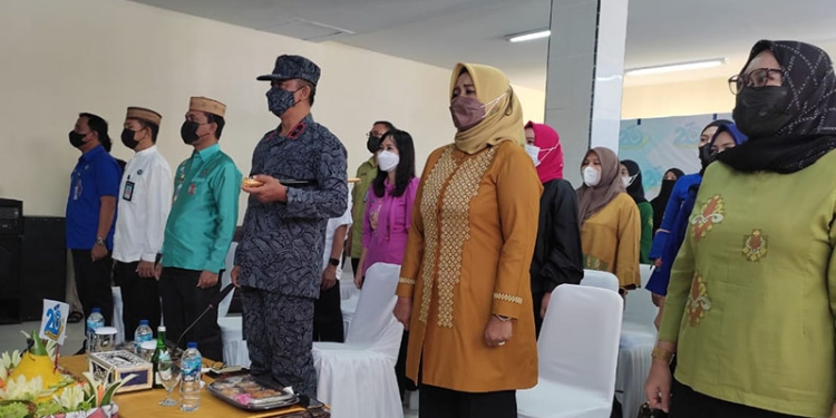 Kepala BNNP Gorontalo, Brijen Pol Sukandar (ketiga dari kanan) bersama segenap jajaran BNNP Gorontalo mengikuti peringatan HUT BNN ke-20 tahun secara virtual di ruang pertemuan BNNP Gorontalo, Selasa (22/3/2022).