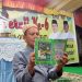 Heriyanto Thalib, sedang memperlihatkan buku dengan naskah Me'eraji yang ditulis dengan huruf arab pegon. Foto : Sari/gopos