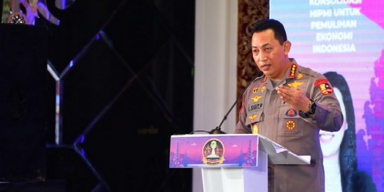 Kapolri saat menjadi salah satu pemateri di acara Forum Bisnis Sidang Pleno HIPMI dengan tema 'Kolaborasi Pengusaha Muda dalam Mendorong Pemulihan Ekonomi Nasional Pasca-Pandemi' di Hotel Trans Resort Bali, Jumat (18/3/2022). (Foto: Humas Polri)