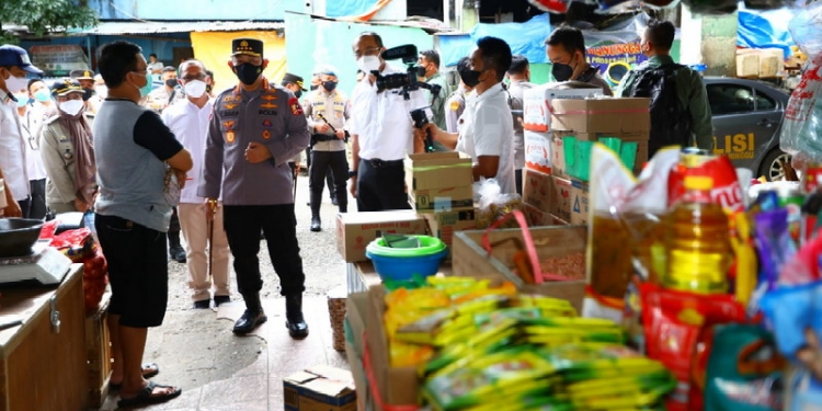 Kapolri Jenderal Listyo Sigit Prabowo meninjau langsung Pasar Minggu, Jakarta Selatan, Senin (21/3/2022). (Foto: Humas Polri)