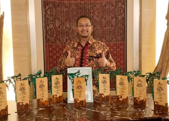Penghargaan diterima SVP Sekretaris Perusahaan PKT Teguh Ismartono, dari Chairman The La Tofi School of CSR, La Tofi, di Hotel Indonesia Kempinski Jakarta, Senin (21/3/2022). (foto: istimewa)