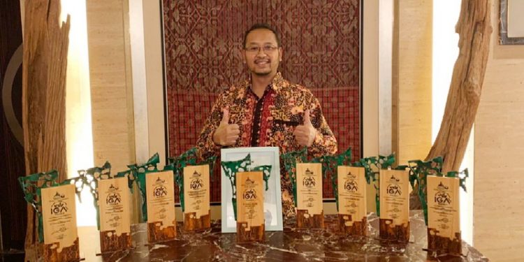 Penghargaan diterima SVP Sekretaris Perusahaan PKT Teguh Ismartono, dari Chairman The La Tofi School of CSR, La Tofi, di Hotel Indonesia Kempinski Jakarta, Senin (21/3/2022). (foto: istimewa)