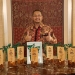Penghargaan diterima SVP Sekretaris Perusahaan PKT Teguh Ismartono, dari Chairman The La Tofi School of CSR, La Tofi, di Hotel Indonesia Kempinski Jakarta, Senin (21/3/2022). (foto: istimewa)