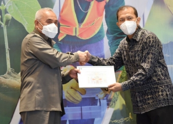 Penyerahan Sertifikat oleh Gubernur Kaltim Isran Noor, kepada SVP Operasi 2 PKT Majus Luther Sirait di Samarinda, Senin (21/3/2022). (Foto: istimewa)