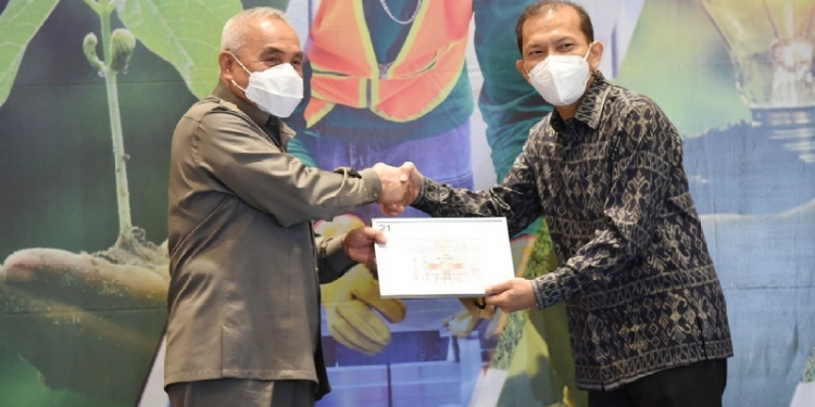 Penyerahan Sertifikat oleh Gubernur Kaltim Isran Noor, kepada SVP Operasi 2 PKT Majus Luther Sirait di Samarinda, Senin (21/3/2022). (Foto: istimewa)