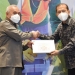 Penyerahan Sertifikat oleh Gubernur Kaltim Isran Noor, kepada SVP Operasi 2 PKT Majus Luther Sirait di Samarinda, Senin (21/3/2022). (Foto: istimewa)
