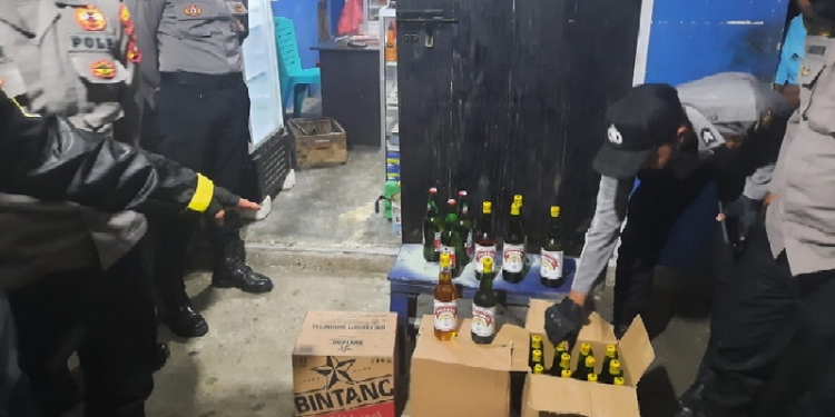 Polisi Sita Puluhan Botol Cap Tikus di Kabupaten Gorontalo. (Humas Polres Gorontalo)