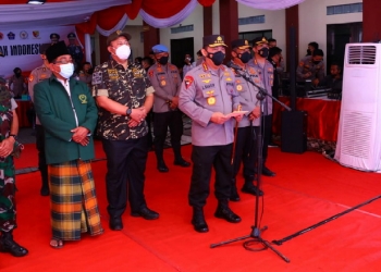Kapolri Jenderal Listyo Sigit Prabowo meninjau pelaksanaan vaksinasi bersama dengan Anggota Komisi III DPR RI Cucun Ahmad Syamsurijal menghadiri secara langsung kegiatan akselerasi di Pusdik Intelkam, Soreang, Kabupaten Bandung, Jawa Barat. (foto: Humas Polri)