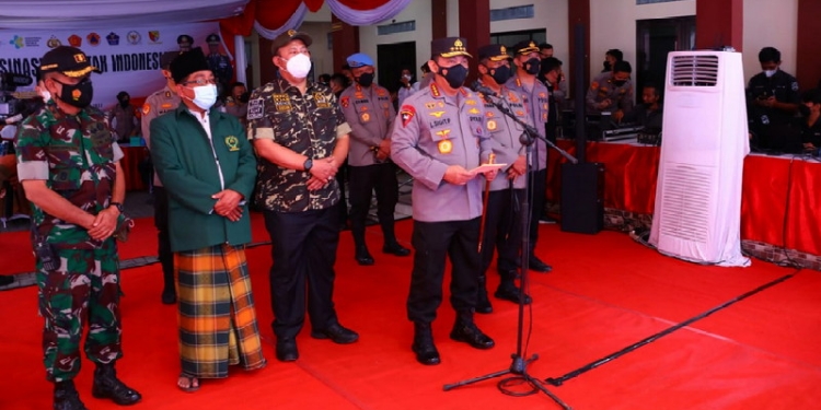 Kapolri Jenderal Listyo Sigit Prabowo meninjau pelaksanaan vaksinasi bersama dengan Anggota Komisi III DPR RI Cucun Ahmad Syamsurijal menghadiri secara langsung kegiatan akselerasi di Pusdik Intelkam, Soreang, Kabupaten Bandung, Jawa Barat. (foto: Humas Polri)