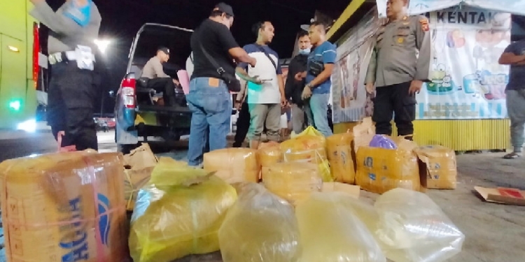 Kepolisian Resor Gorontalo melalui Kegiatan Operasi Pekat I Otanaha 2022, berhasil menyita 275 Liter minuman keras jenis Cap Tikus yang berasal dari Provinsi Sulawesi Utara dan akan dibawa kewilayah Provinsi Sulawesi Tengah. Jum’at dini hari (25/03/2022). (Humas Polres Gorontalo)
