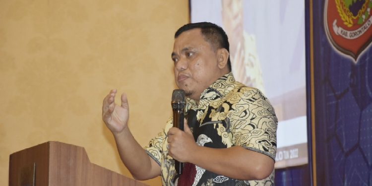Wakil Bupati Gorontalo, Hendra s Hemeto saat menutup kegiatan Bimbingan Teknis E-Data Sektoral Kabupaten Gorontalo Tahun 2022 yang digelar oleh Dinas Komunikasi dan Informatika (Diskominfo) Kabupaten Gorontalo di Aston Hotel Manado 24-25 Maret 2022. (Foto: putra/Gopos)