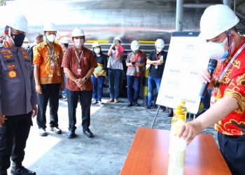 Kapolri saat meninjau langsung pihak produsen di PT. Smart, Rungkut, Kota Surabaya, Jawa Timur, Sabtu (26/3/2022). Hal ini merupakan rangkaian kunjungan kerja Kapolri untuk memastikan ketersediaan dan harga penjualan minyak goreng curah untuk masyarakat. (Humas Polri)