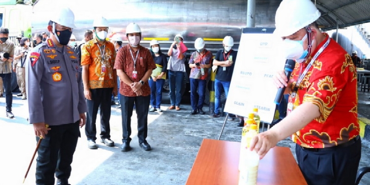 Kapolri saat meninjau langsung pihak produsen di PT. Smart, Rungkut, Kota Surabaya, Jawa Timur, Sabtu (26/3/2022). Hal ini merupakan rangkaian kunjungan kerja Kapolri untuk memastikan ketersediaan dan harga penjualan minyak goreng curah untuk masyarakat. (Humas Polri)