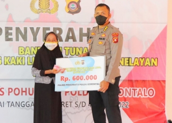 Kabid Keu Polda Gorontalo Kombes Pol. Eko Yudyanto menyerahkan langsung Bantuan Tunai dari pemerintah melalui Polri kepada Pedagang Kaki Lima, Warung, dan Nelayan, Senin (28/03/2022). (Humas Polda Gorontalo)