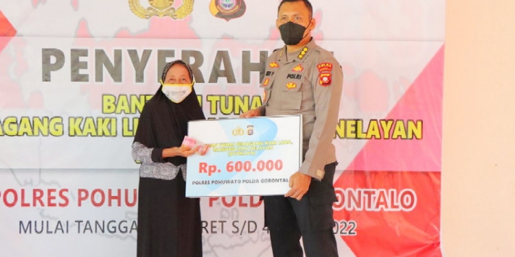 Kabid Keu Polda Gorontalo Kombes Pol. Eko Yudyanto menyerahkan langsung Bantuan Tunai dari pemerintah melalui Polri kepada Pedagang Kaki Lima, Warung, dan Nelayan, Senin (28/03/2022). (Humas Polda Gorontalo)