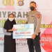 Kabid Keu Polda Gorontalo Kombes Pol. Eko Yudyanto menyerahkan langsung Bantuan Tunai dari pemerintah melalui Polri kepada Pedagang Kaki Lima, Warung, dan Nelayan, Senin (28/03/2022). (Humas Polda Gorontalo)