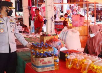 Kapolda Gorontalo Irjen Pol Akhmad Wiyagus mengecek ketersediaan minyak goreng di pasar tradisional Kelurahan Oluhuta Utara Kecamatan Kabila Kabupaten Bone Bolango. Selasa (29/03/2022). (Humas Polda Gorontalo)