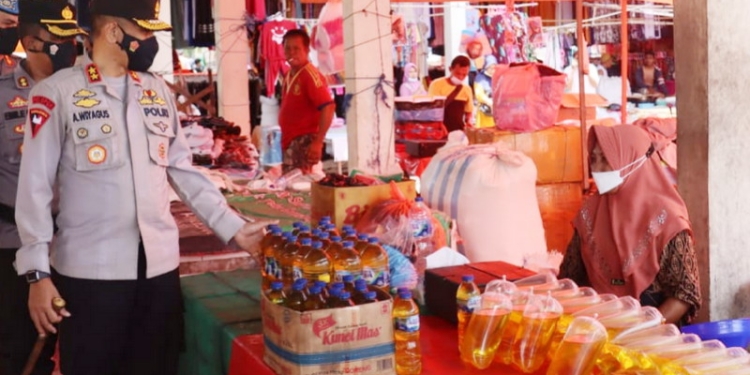 Kapolda Gorontalo Irjen Pol Akhmad Wiyagus mengecek ketersediaan minyak goreng di pasar tradisional Kelurahan Oluhuta Utara Kecamatan Kabila Kabupaten Bone Bolango. Selasa (29/03/2022). (Humas Polda Gorontalo)